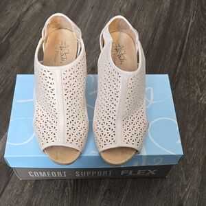 Life Stride Women's Cream Cut-Out Heels